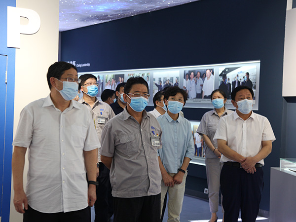 2020年7月8日下午，石家莊市政協(xié)主席劉明軒、秘書長(zhǎng)趙磊、研究室副主任李振杰一行赴盛華企業(yè)集團(tuán)就扎實(shí)推進(jìn)自貿(mào)試驗(yàn)區(qū)正定片區(qū)建設(shè)進(jìn)行調(diào)研。自貿(mào)區(qū)正定片區(qū)管委會(huì)主任、石家莊綜合保稅區(qū)黨工委書記、管委會(huì)主任陳振居、正定高新區(qū)管委會(huì)主任索偉華、經(jīng)濟(jì)發(fā)展局局長(zhǎng)李薈萍陪同調(diào)研。