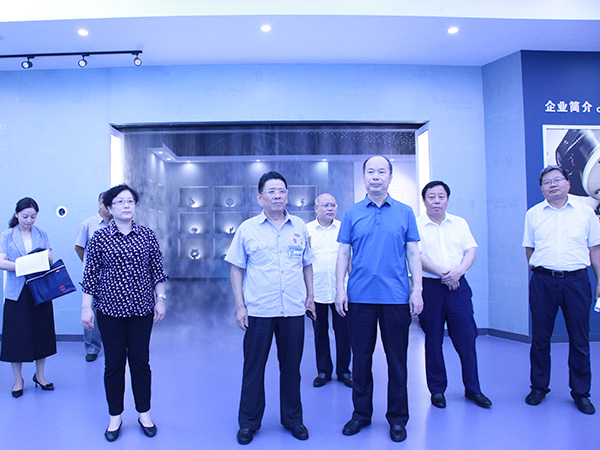 2020年8月17日下午，省人大常委會(huì)副主任王會(huì)勇一行蒞臨盛華企業(yè)集團(tuán)調(diào)研自貿(mào)區(qū)正定片區(qū)建設(shè)情況，征求企業(yè)對(duì)自貿(mào)區(qū)條例草案的意見建議。正定縣縣委副書記陳振居、縣人大常委會(huì)主任崔慶朝陪同調(diào)研。