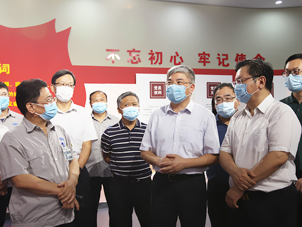 2020年9月3日下午，商務(wù)部自貿(mào)區(qū)港司唐文弘司長(zhǎng)率調(diào)研組一行赴盛華集團(tuán)就河北自貿(mào)試驗(yàn)區(qū)正定片區(qū)建設(shè)情況進(jìn)行考察調(diào)研。省商務(wù)廳廳長(zhǎng)、省自貿(mào)試驗(yàn)區(qū)推進(jìn)工作領(lǐng)導(dǎo)小組辦公室主任張鋒、綜保區(qū)黨工委書記、管委會(huì)主任，正定縣委副書記陳振居、正定高新區(qū)黨工委書記、管委會(huì)主任索偉華陪同調(diào)研。