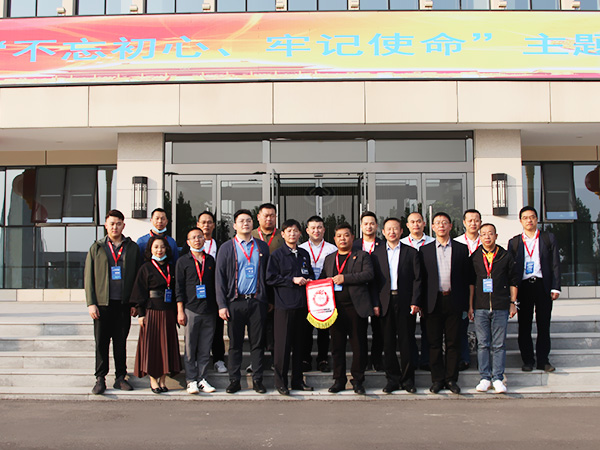 為深入學(xué)習(xí)貫徹習(xí)近平總書記在企業(yè)家座談會(huì)上的重要講話精神，充分發(fā)揮青年企業(yè)家協(xié)會(huì)思想引領(lǐng)和教育培養(yǎng)職能，引導(dǎo)會(huì)員堅(jiān)定發(fā)展信念、把握宏觀趨勢(shì)、提升能力素質(zhì)、促進(jìn)合作交流，2020年10月19日下午，深圳龍崗青年企業(yè)家訪問團(tuán)古少揚(yáng)、林振忠、王建辰等20余青年企業(yè)家到盛華企業(yè)集團(tuán)參觀考察。正定高新區(qū)黨工委書記、管委會(huì)主任索偉華、正定發(fā)改局局長(zhǎng)肖永慧陪同參觀。